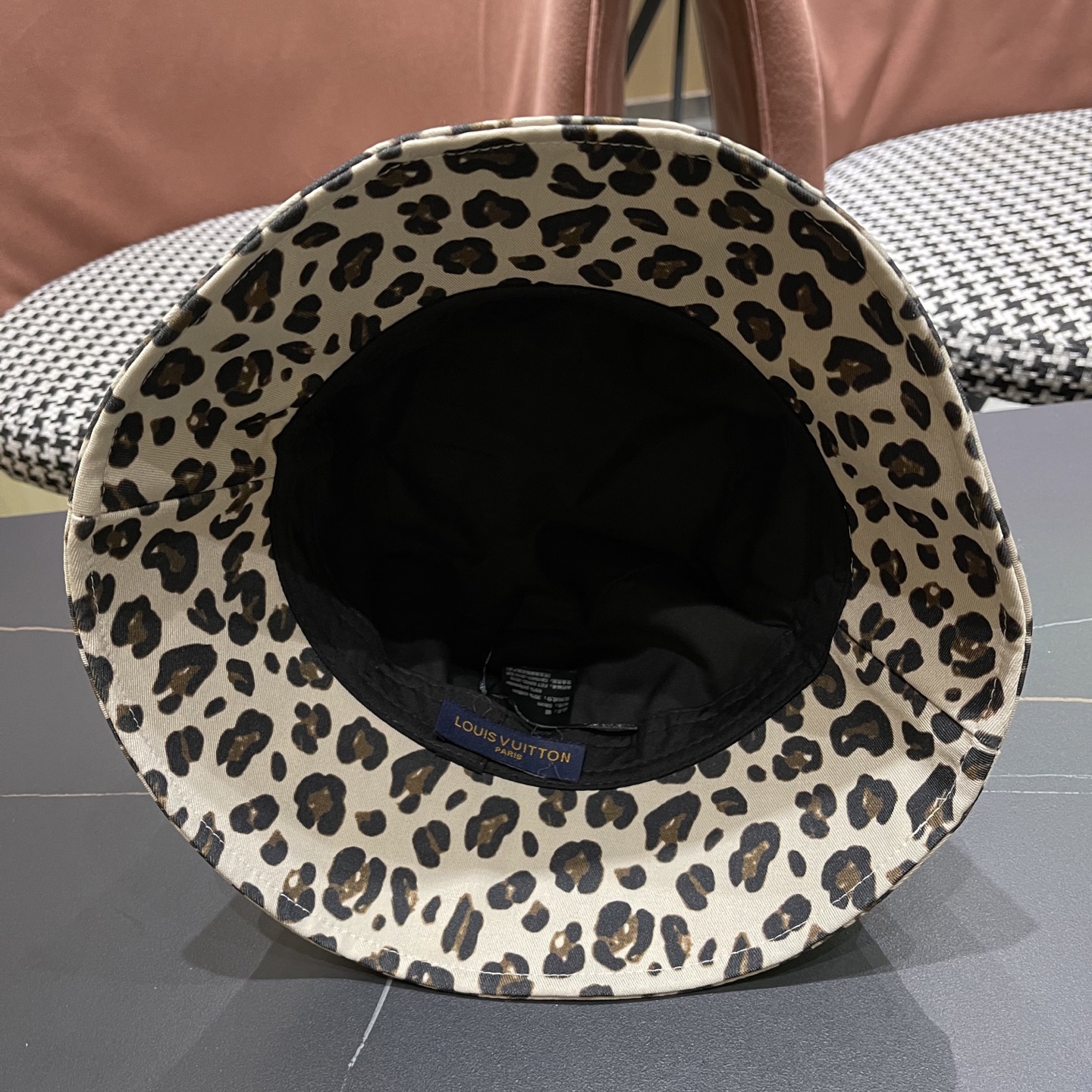  Lv路易威登2025韩版百搭小众渔夫帽子女性感豹纹时尚休闲户外水
桶盆帽春戛新款潮