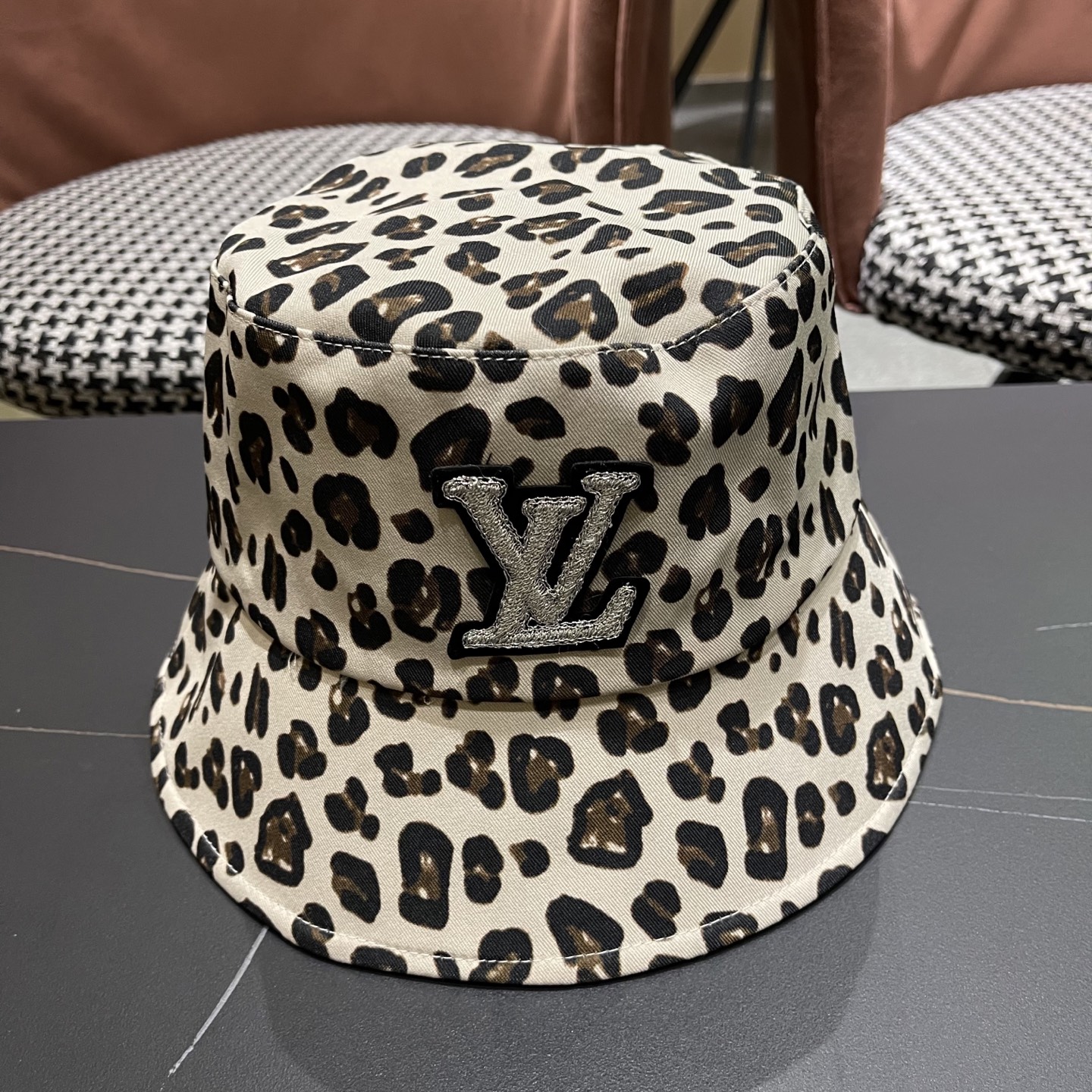  Lv路易威登2025韩版百搭小众渔夫帽子女性感豹纹时尚休闲户外水
桶盆帽春戛新款潮