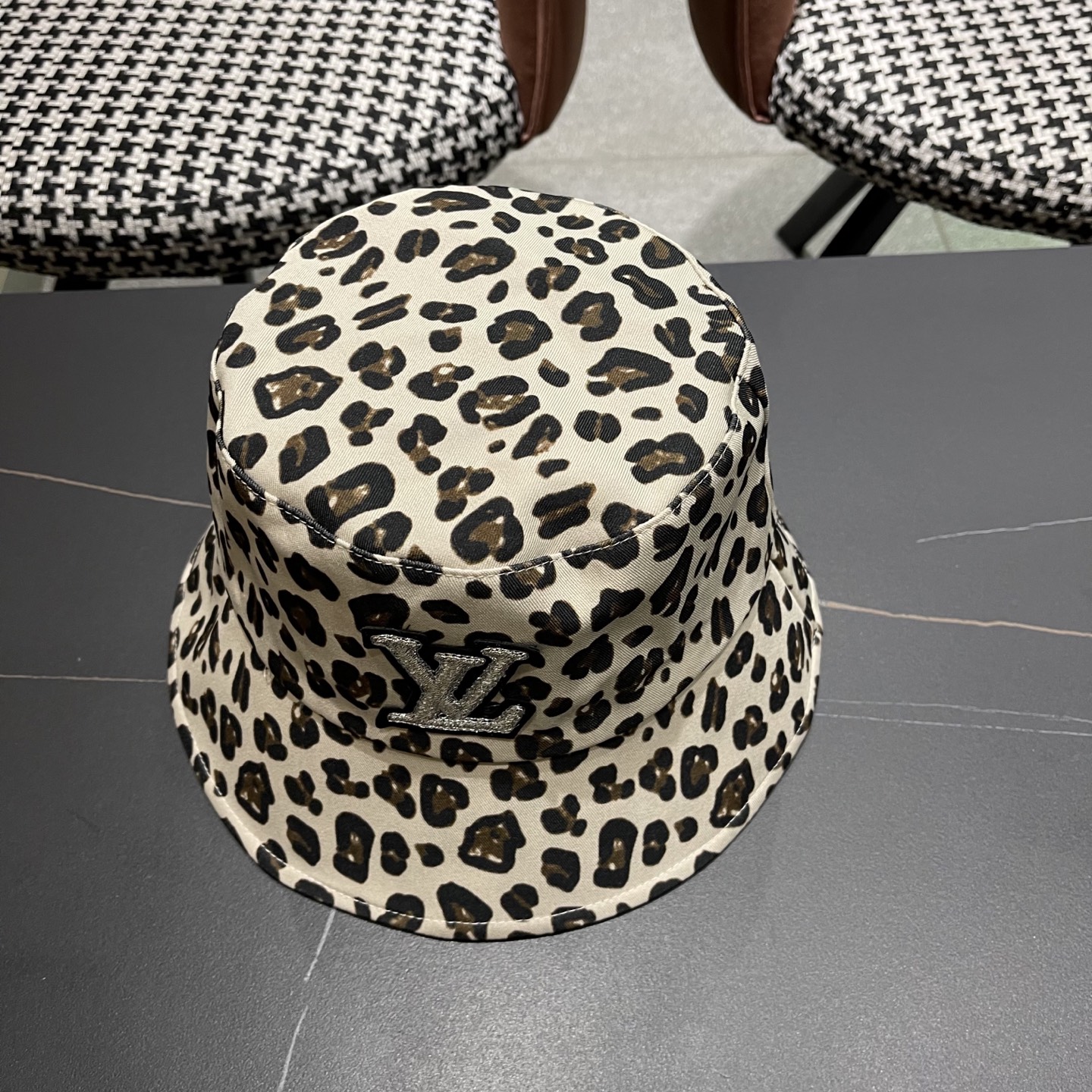  Lv路易威登2025韩版百搭小众渔夫帽子女性感豹纹时尚休闲户外水
桶盆帽春戛新款潮