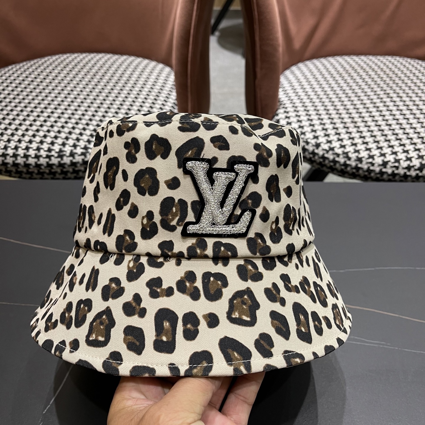  Lv路易威登2025韩版百搭小众渔夫帽子女性感豹纹时尚休闲户外水
桶盆帽春戛新款潮