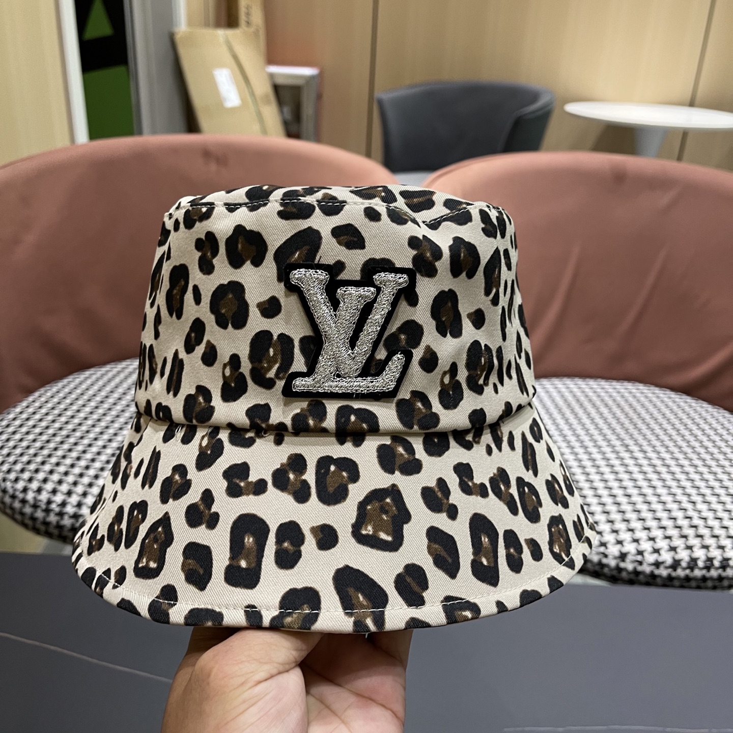  Lv路易威登2025韩版百搭小众渔夫帽子女性感豹纹时尚休闲户外水
桶盆帽春戛新款潮