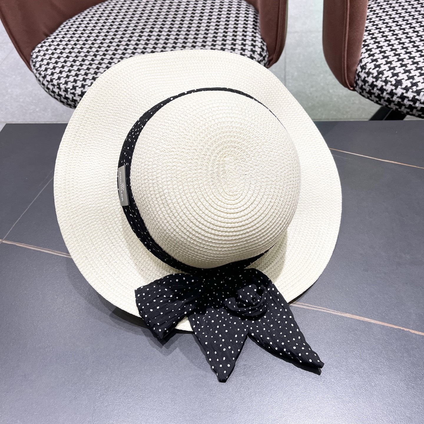  蒙口Moncler仙女风波浪型帽檐蝴蝶结草帽女夏季忿帽遮阳防晒
渔夫帽度假沙滩帽