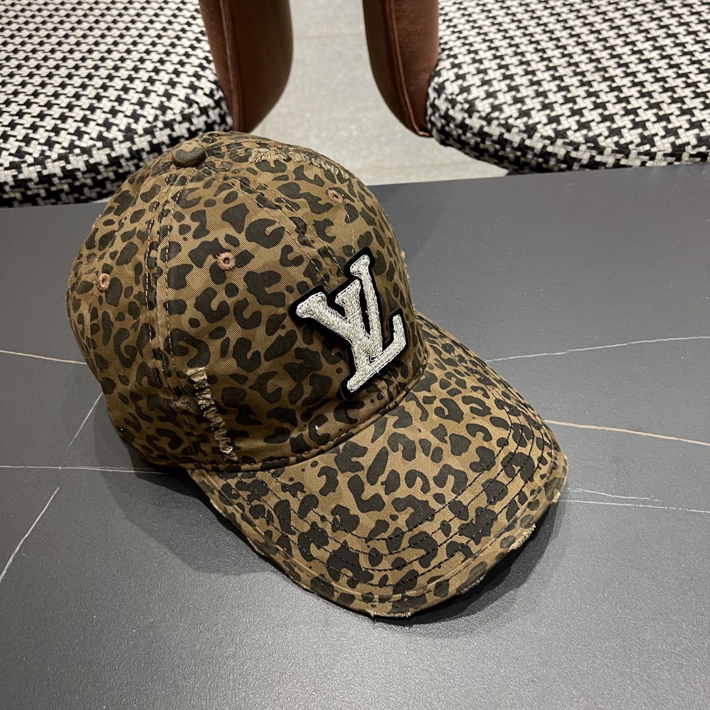  Lv路易威登豹纹鸭舌帽女士夏季2025新款破洞帽子复古大头国显脸小防晒棒球帽
