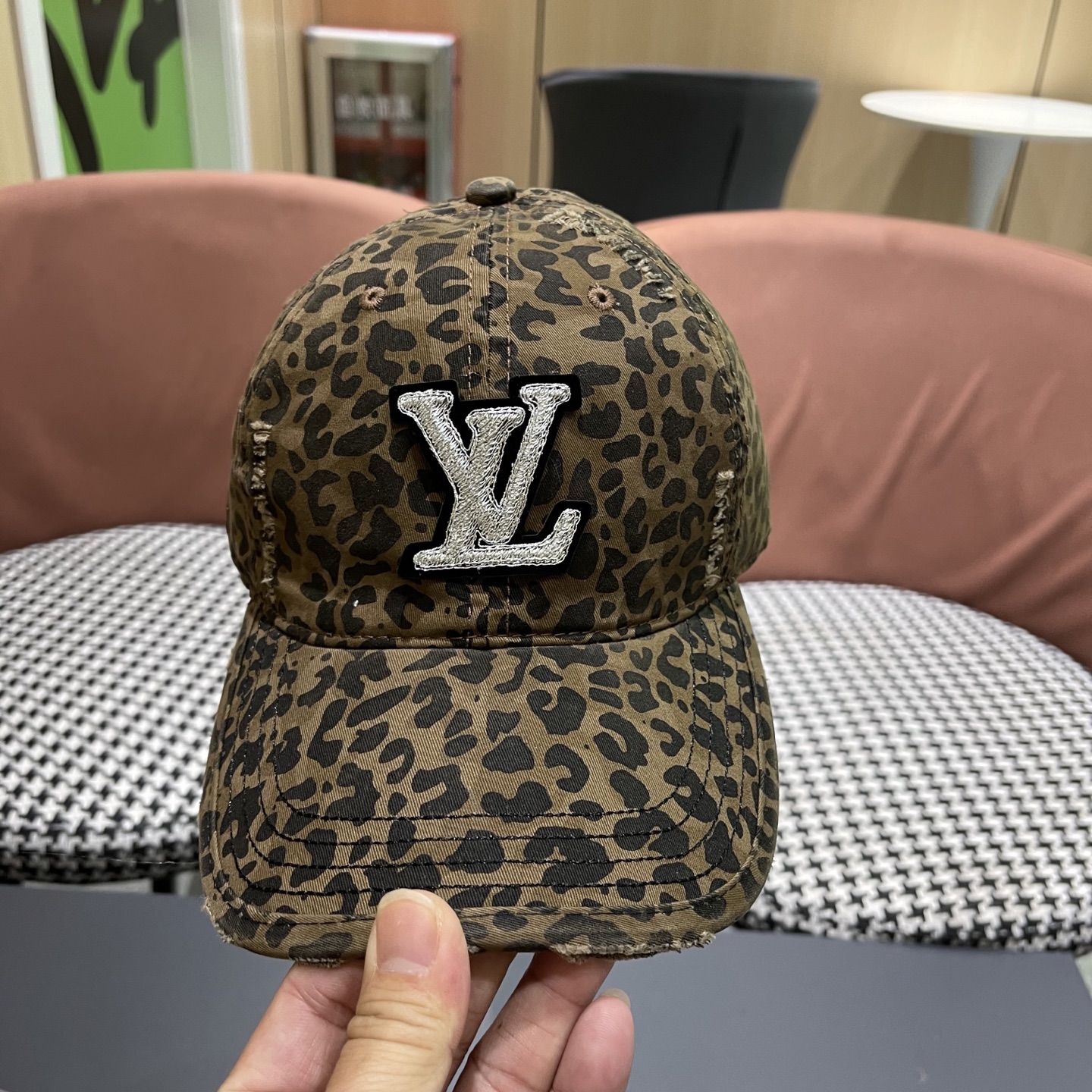  Lv路易威登豹纹鸭舌帽女士夏季2025新款破洞帽子复古大头国显脸小防晒棒球帽