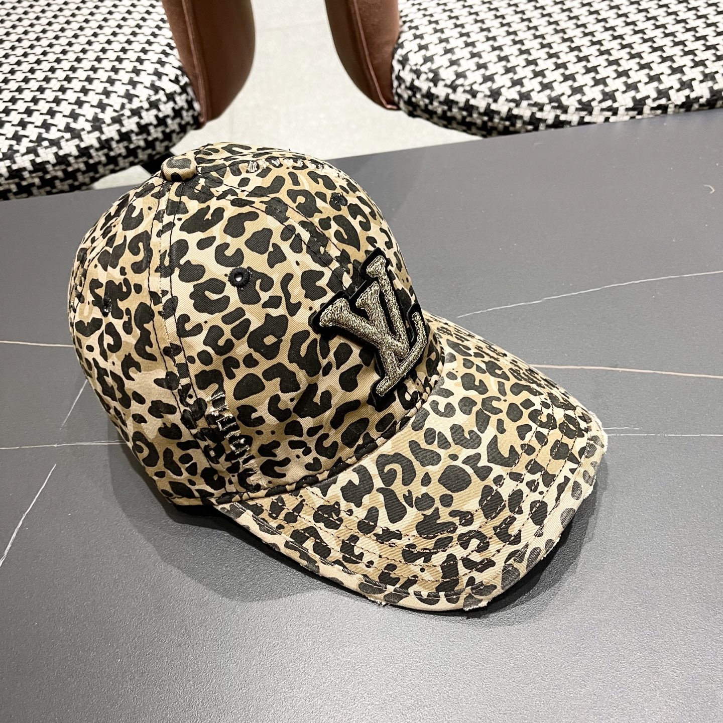  Lv路易威登豹纹鸭舌帽女士夏季2025新款破洞帽子复古大头国显脸小防晒棒球帽