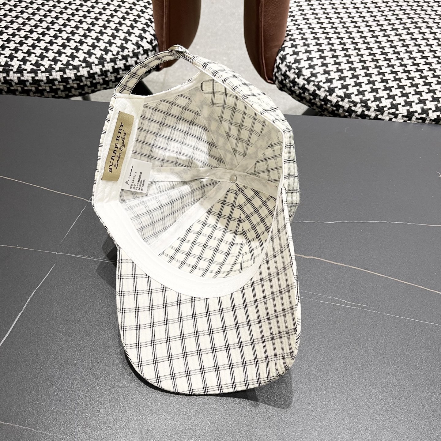  【巴宝莉BURBERRY】男女同款英伦风经典格子棒球帽
2025新款棉麻鸭舌帽遮阳透气品脸小