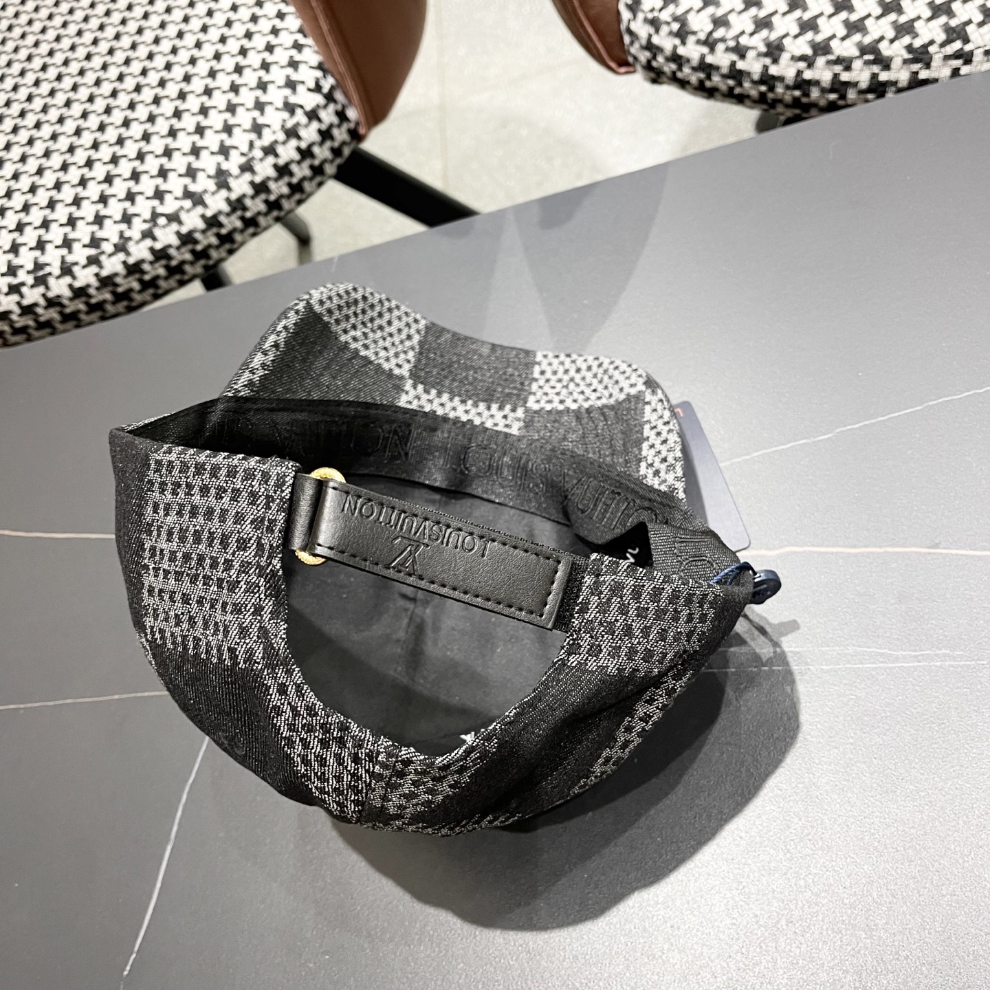  Lv路易威登2025春夏新款简约棒球帽男女情侣款时尚百
搭休闲户外遮阳鸭舌