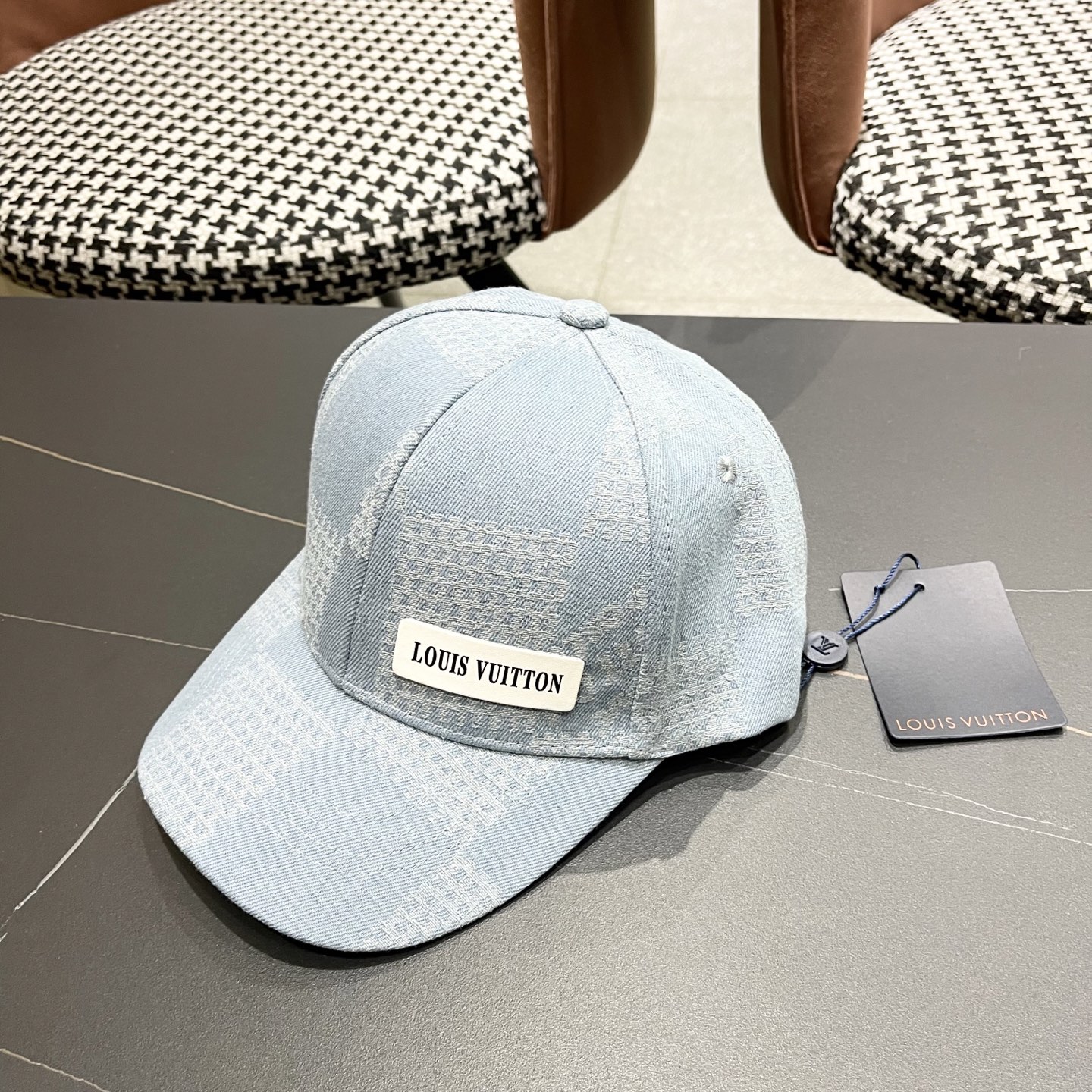  Lv路易威登2025春夏新款简约棒球帽男女情侣款时尚百
搭休闲户外遮阳鸭舌