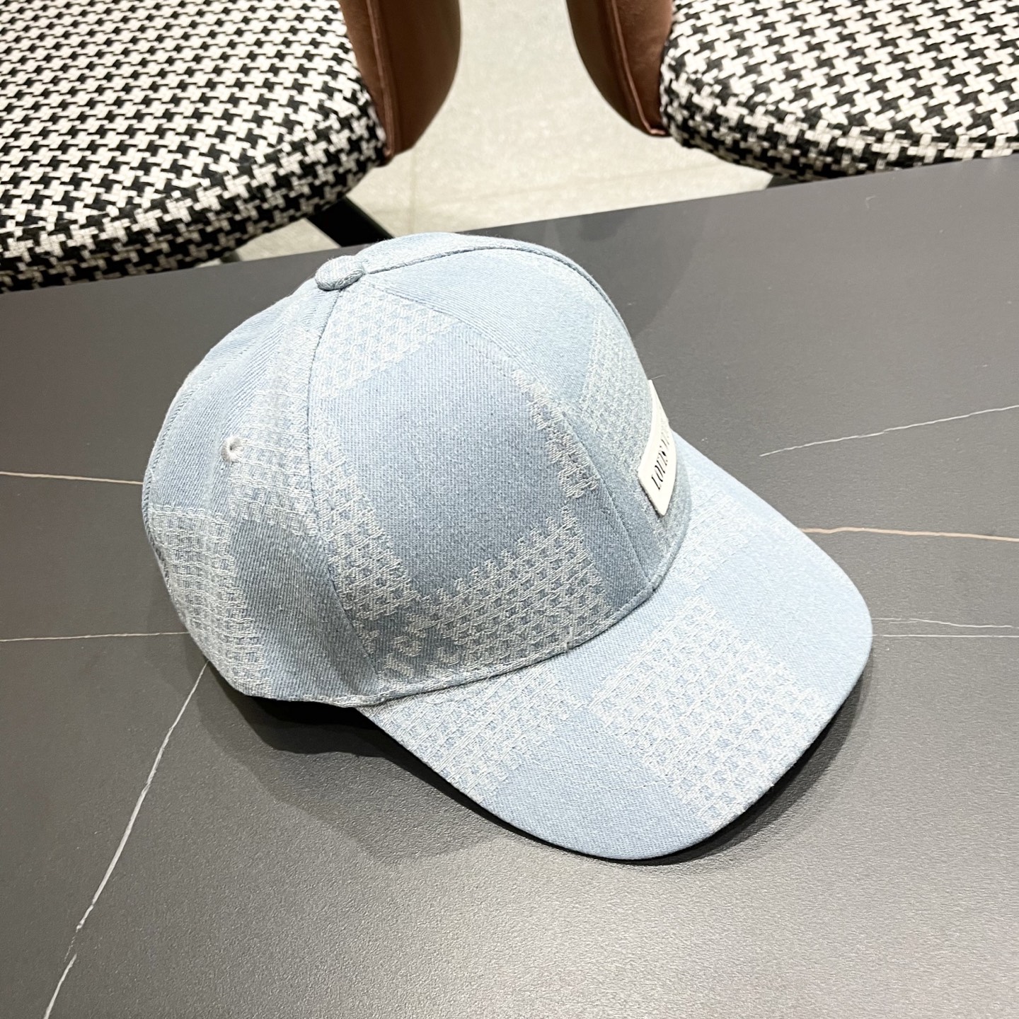  Lv路易威登2025春夏新款简约棒球帽男女情侣款时尚百
搭休闲户外遮阳鸭舌