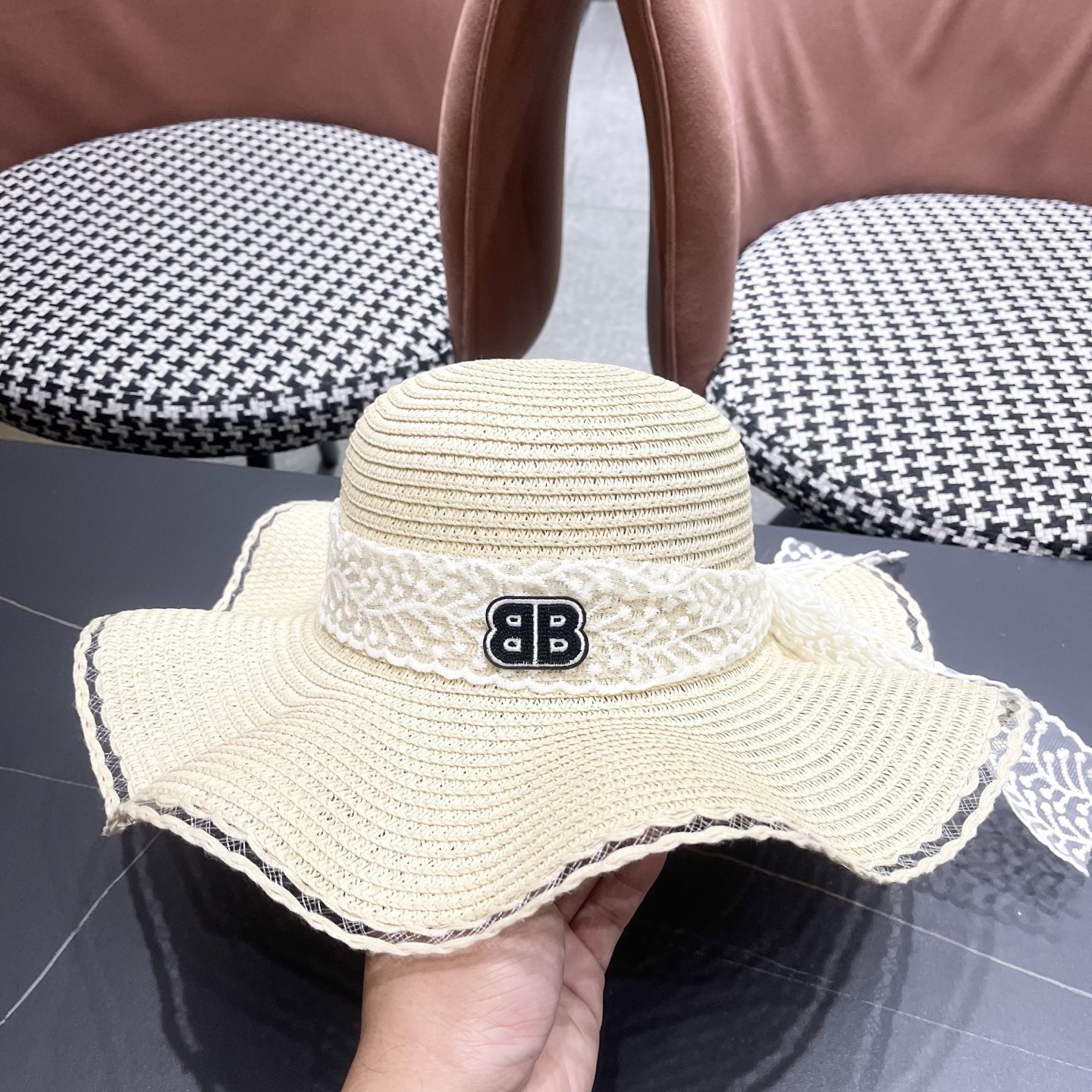  Balenciaga（巴黎世家）韩版女士新款夏天波浪遮阳草帽沙滩帽子蕾丝蝴蝶
结太阳帽