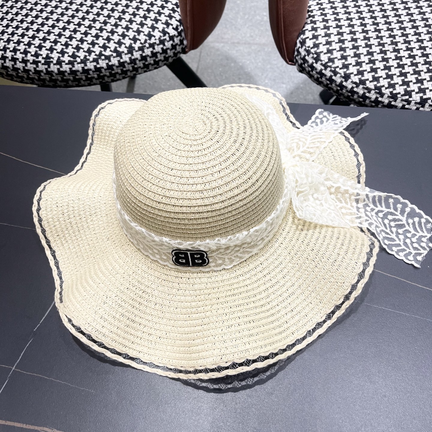  Balenciaga（巴黎世家）韩版女士新款夏天波浪遮阳草帽沙滩帽子蕾丝蝴蝶
结太阳帽