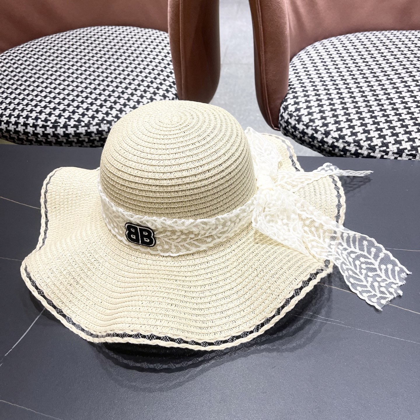  Balenciaga（巴黎世家）韩版女士新款夏天波浪遮阳草帽沙滩帽子蕾丝蝴蝶
结太阳帽