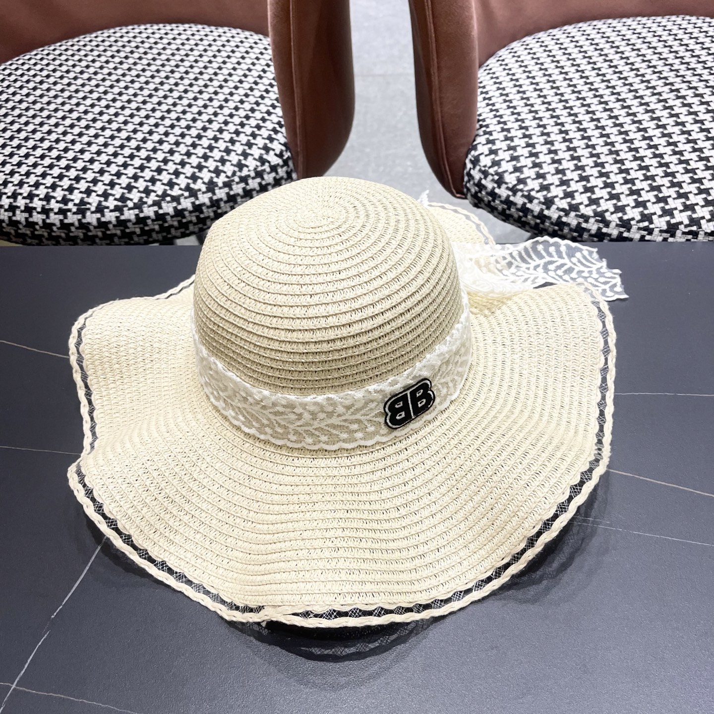  Balenciaga（巴黎世家）韩版女士新款夏天波浪遮阳草帽沙滩帽子蕾丝蝴蝶
结太阳帽