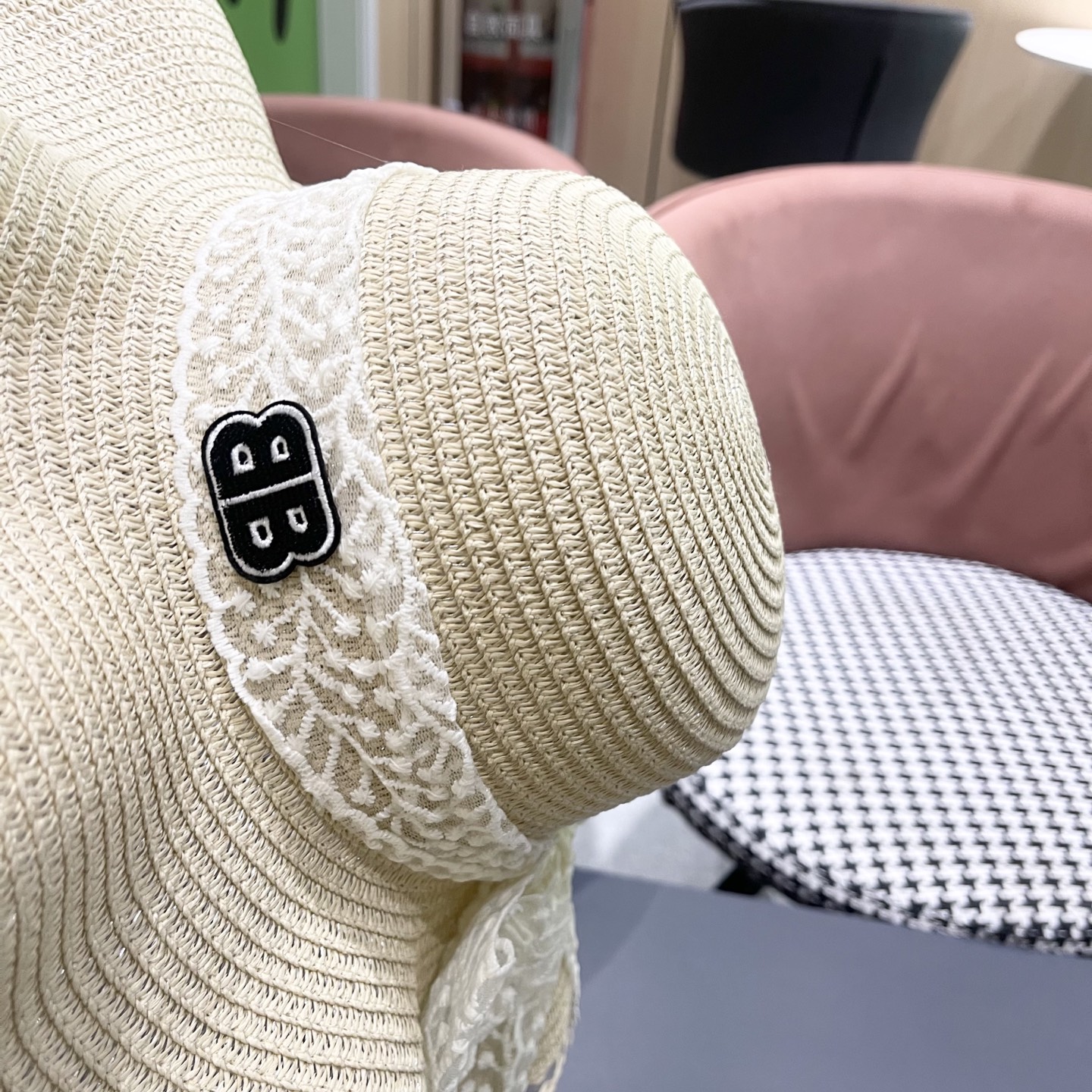  Balenciaga（巴黎世家）韩版女士新款夏天波浪遮阳草帽沙滩帽子蕾丝蝴蝶
结太阳帽