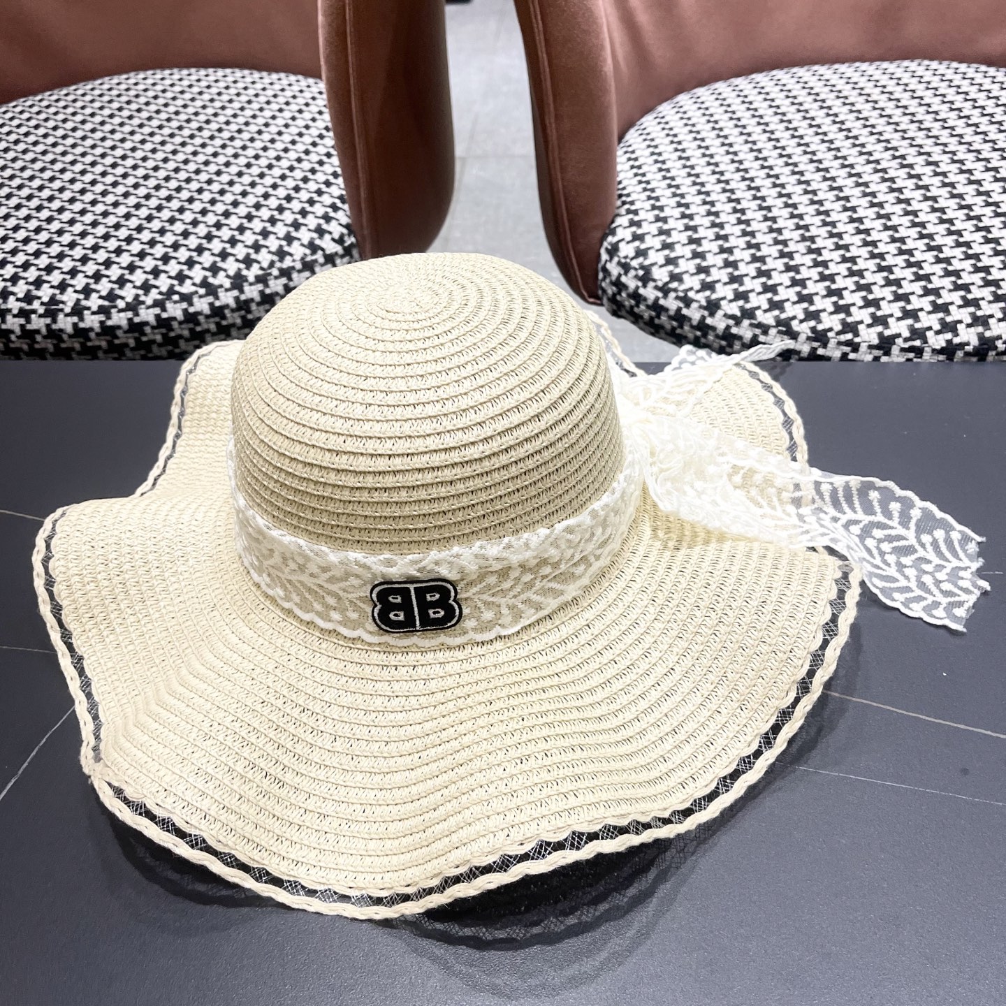  Balenciaga（巴黎世家）韩版女士新款夏天波浪遮阳草帽沙滩帽子蕾丝蝴蝶
结太阳帽