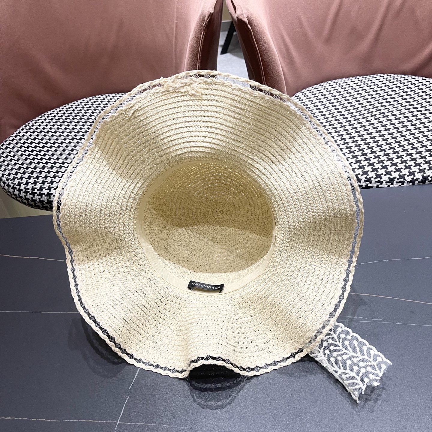  Balenciaga（巴黎世家）韩版女士新款夏天波浪遮阳草帽沙滩帽子蕾丝蝴蝶
结太阳帽