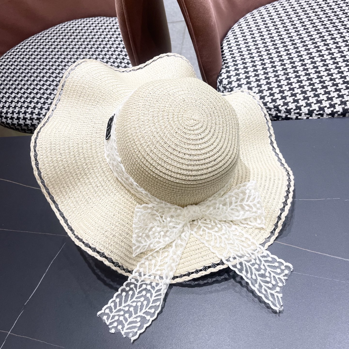  Balenciaga（巴黎世家）韩版女士新款夏天波浪遮阳草帽沙滩帽子蕾丝蝴蝶
结太阳帽