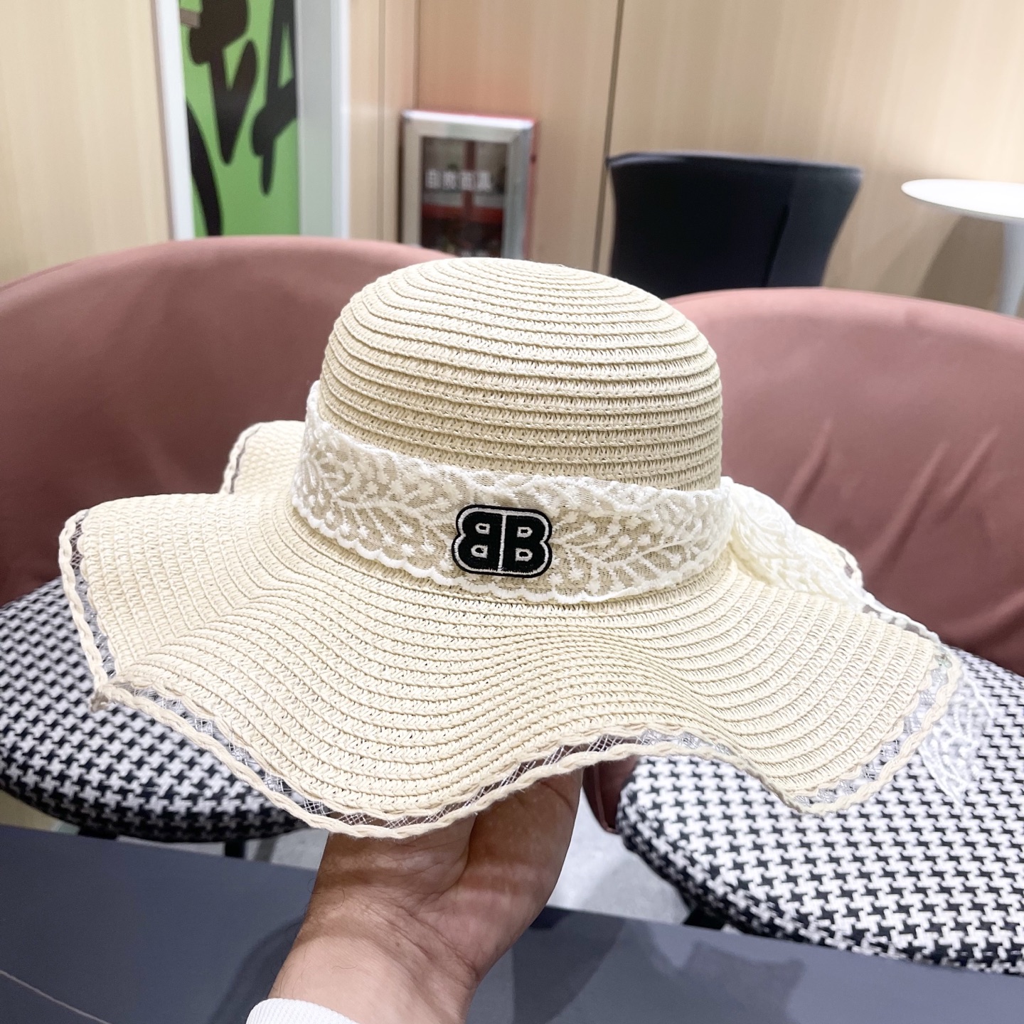  Balenciaga（巴黎世家）韩版女士新款夏天波浪遮阳草帽沙滩帽子蕾丝蝴蝶
结太阳帽