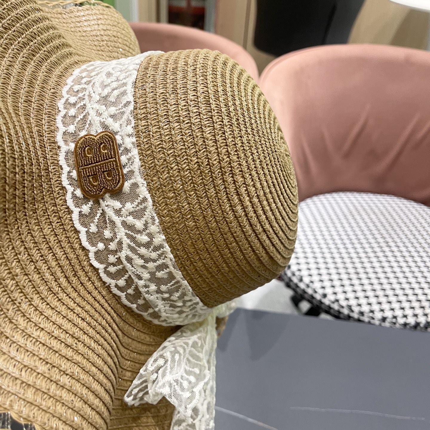  Balenciaga（巴黎世家）韩版女士新款夏天波浪遮阳草帽沙滩帽子蕾丝蝴蝶
结太阳帽