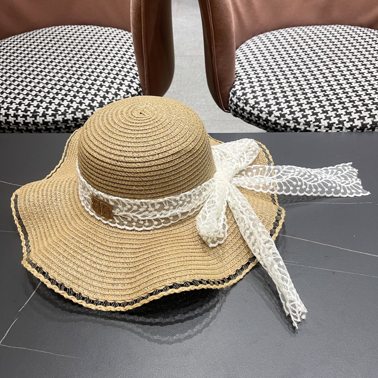  Balenciaga（巴黎世家）韩版女士新款夏天波浪遮阳草帽沙滩帽子蕾丝蝴蝶
结太阳帽