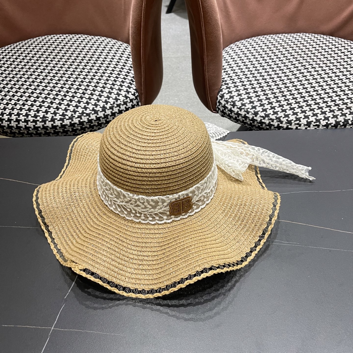  Balenciaga（巴黎世家）韩版女士新款夏天波浪遮阳草帽沙滩帽子蕾丝蝴蝶
结太阳帽