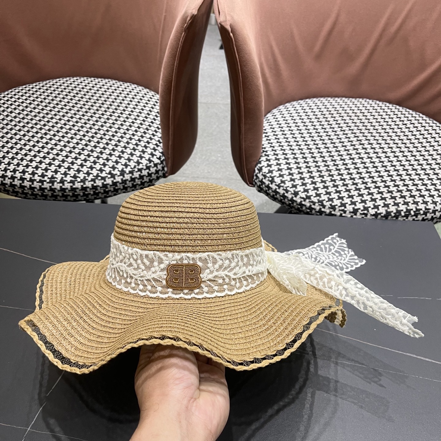  Balenciaga（巴黎世家）韩版女士新款夏天波浪遮阳草帽沙滩帽子蕾丝蝴蝶
结太阳帽