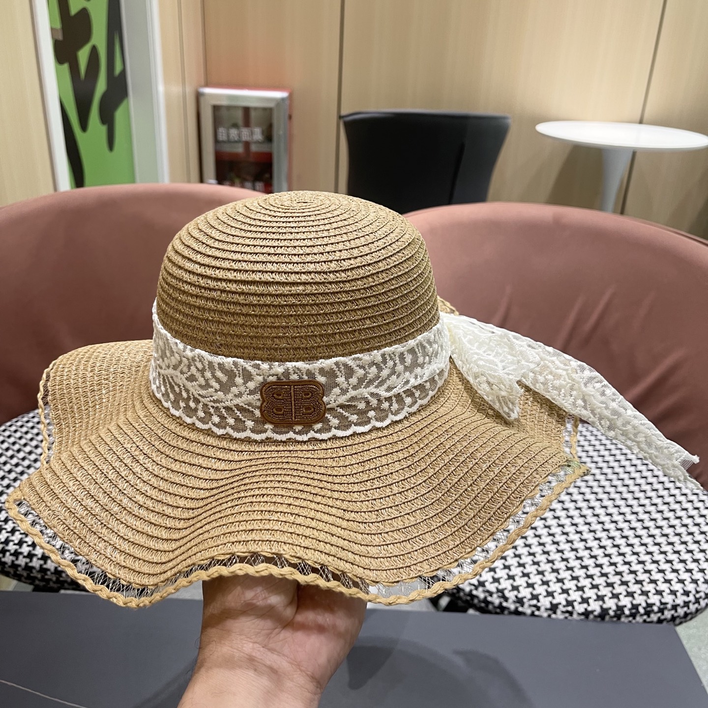  Balenciaga（巴黎世家）韩版女士新款夏天波浪遮阳草帽沙滩帽子蕾丝蝴蝶
结太阳帽