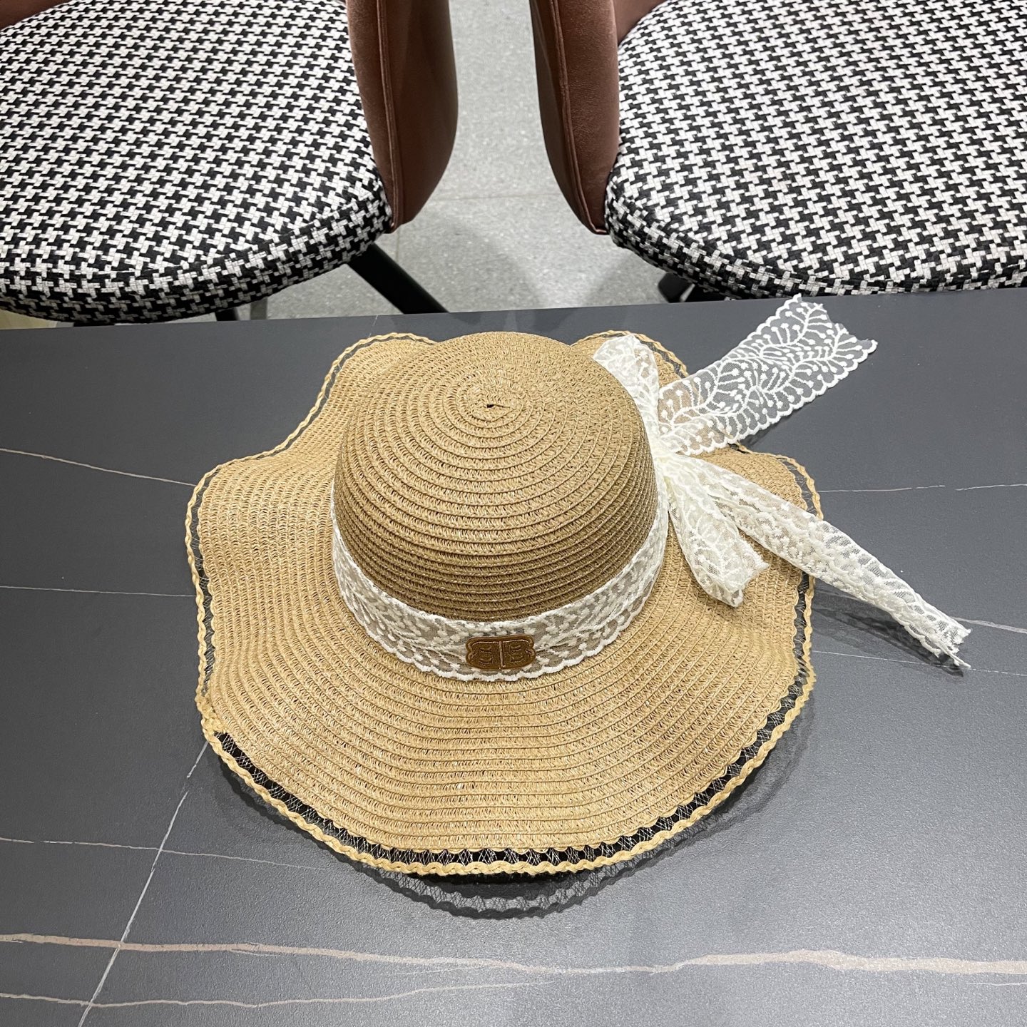  Balenciaga（巴黎世家）韩版女士新款夏天波浪遮阳草帽沙滩帽子蕾丝蝴蝶
结太阳帽