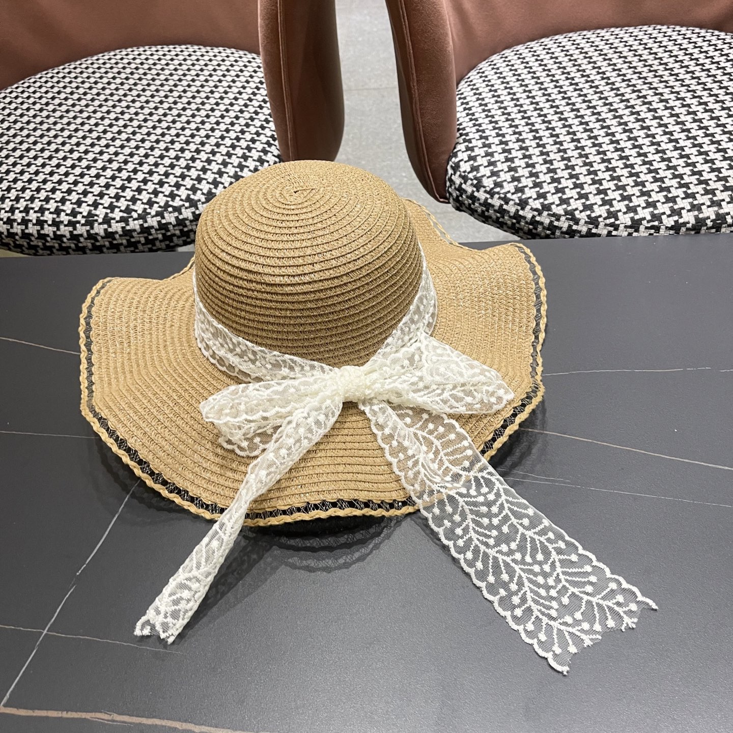  Balenciaga（巴黎世家）韩版女士新款夏天波浪遮阳草帽沙滩帽子蕾丝蝴蝶
结太阳帽