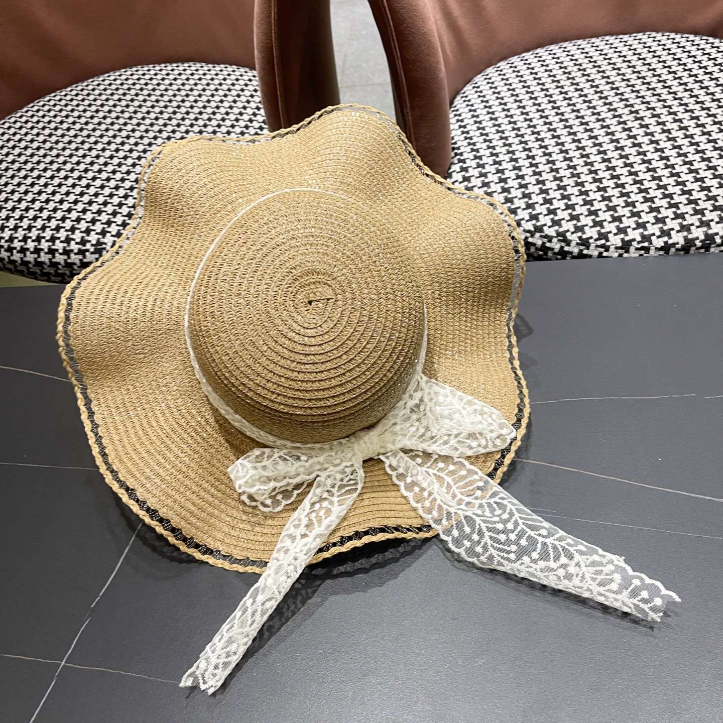  Balenciaga（巴黎世家）韩版女士新款夏天波浪遮阳草帽沙滩帽子蕾丝蝴蝶
结太阳帽