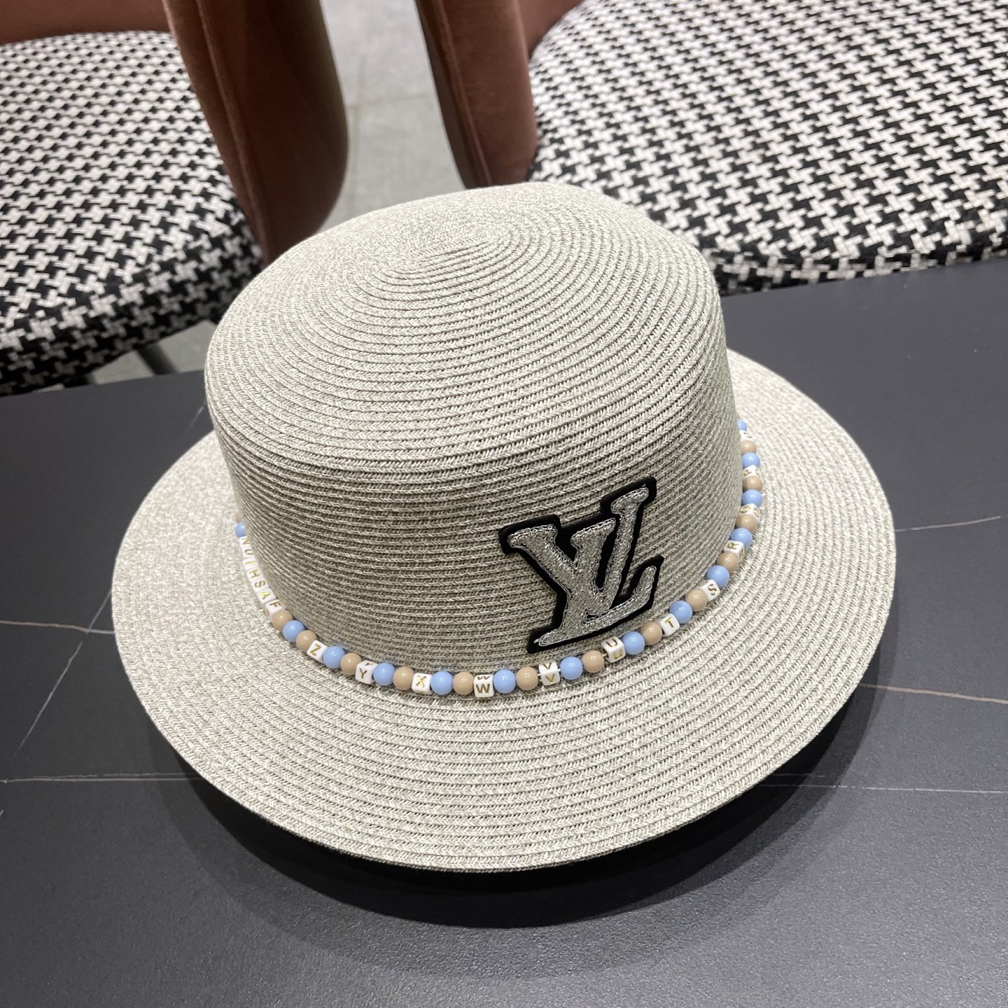  Lv路易威登 2025新款民族风草帽子女夏季时尚潮流户外出游修饰脸
型遮阳太阳帽平顶