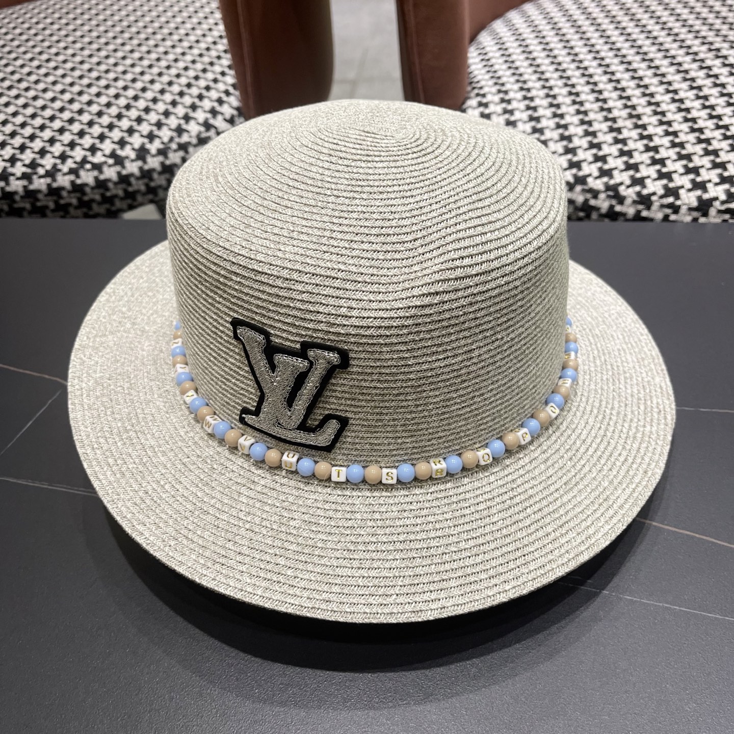  Lv路易威登 2025新款民族风草帽子女夏季时尚潮流户外出游修饰脸
型遮阳太阳帽平顶