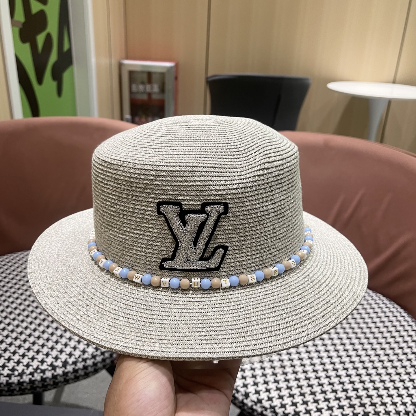  Lv路易威登 2025新款民族风草帽子女夏季时尚潮流户外出游修饰脸
型遮阳太阳帽平顶