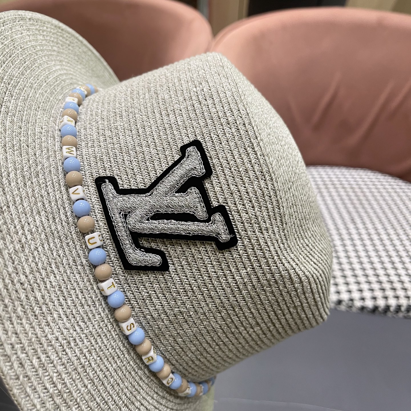  Lv路易威登 2025新款民族风草帽子女夏季时尚潮流户外出游修饰脸
型遮阳太阳帽平顶