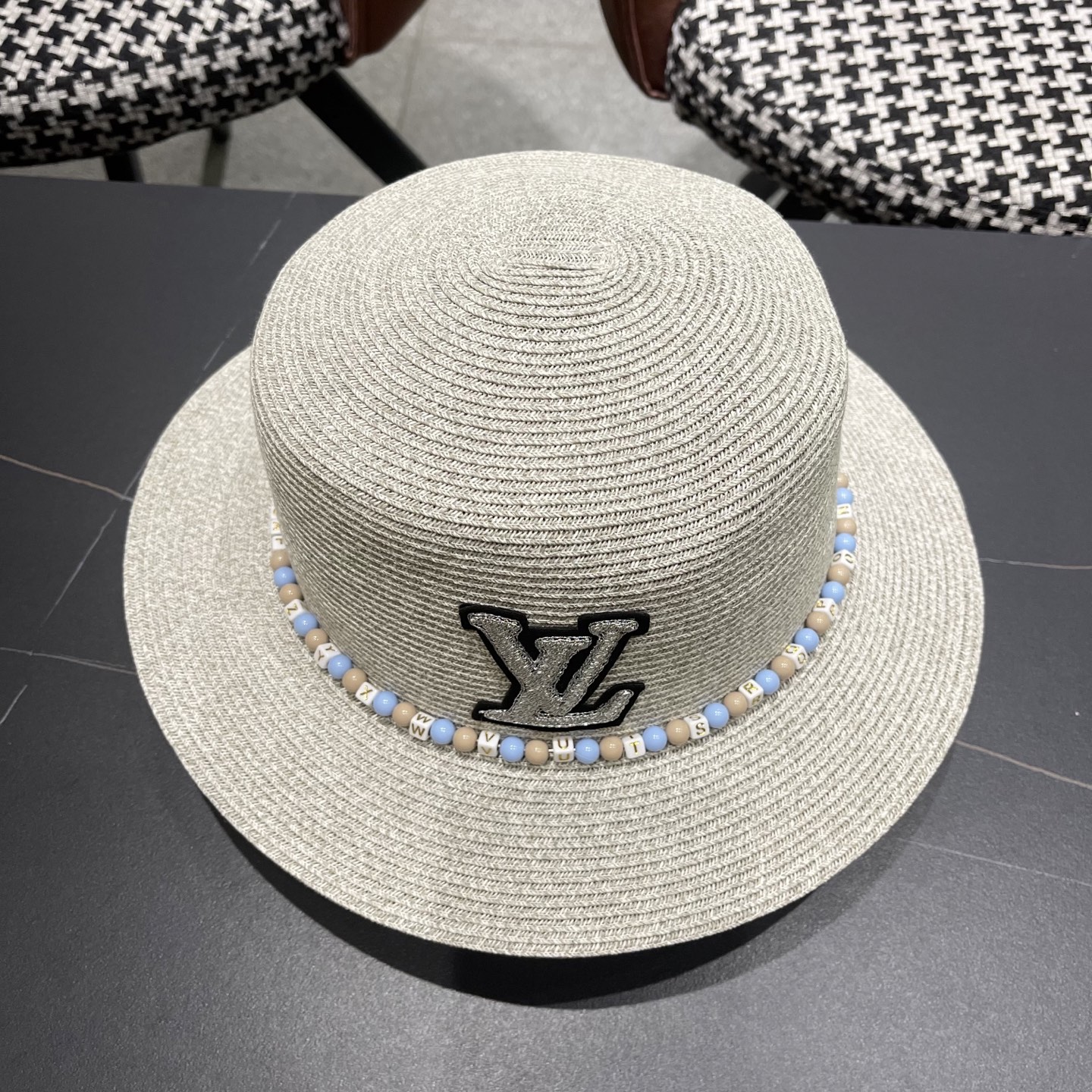  Lv路易威登 2025新款民族风草帽子女夏季时尚潮流户外出游修饰脸
型遮阳太阳帽平顶