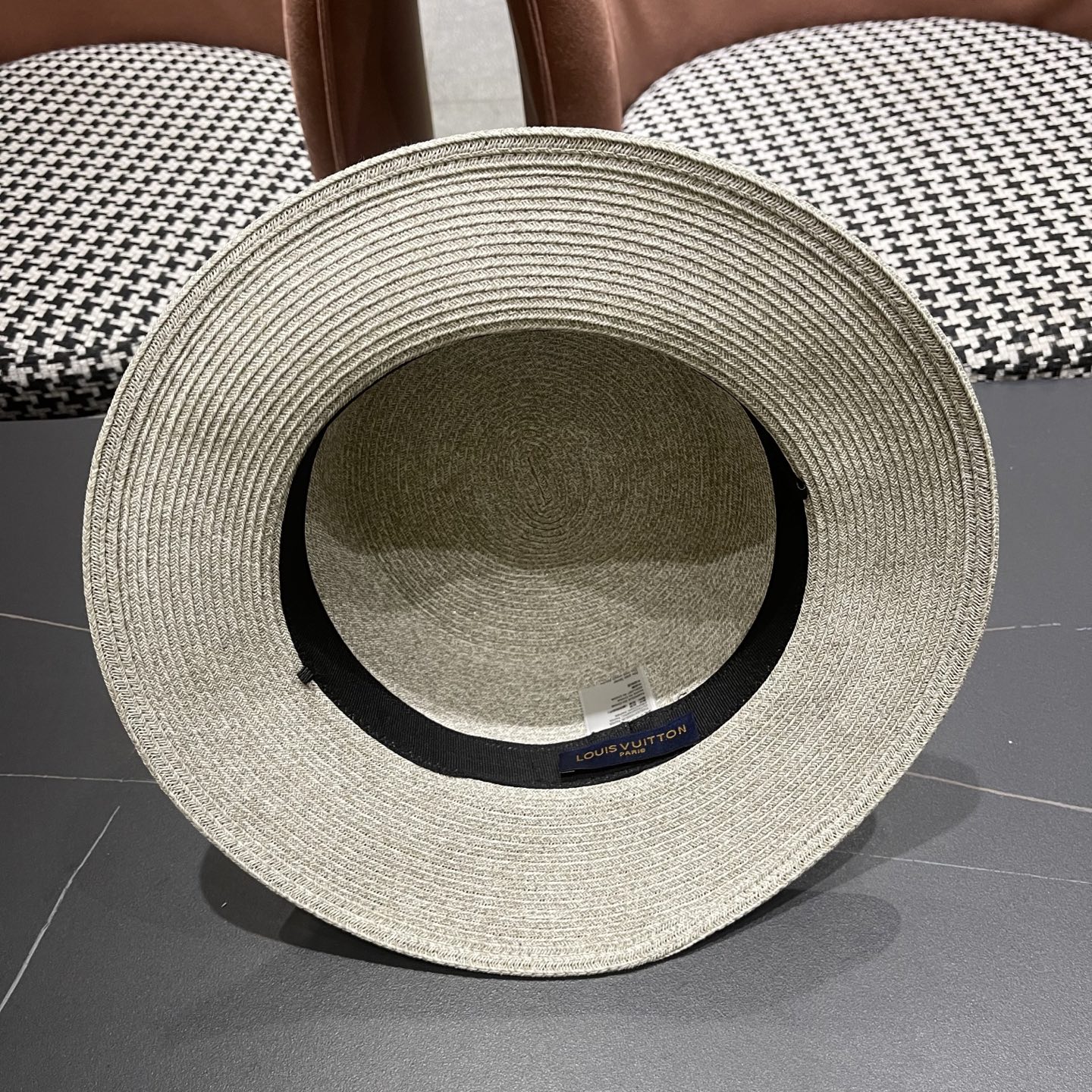  Lv路易威登 2025新款民族风草帽子女夏季时尚潮流户外出游修饰脸
型遮阳太阳帽平顶