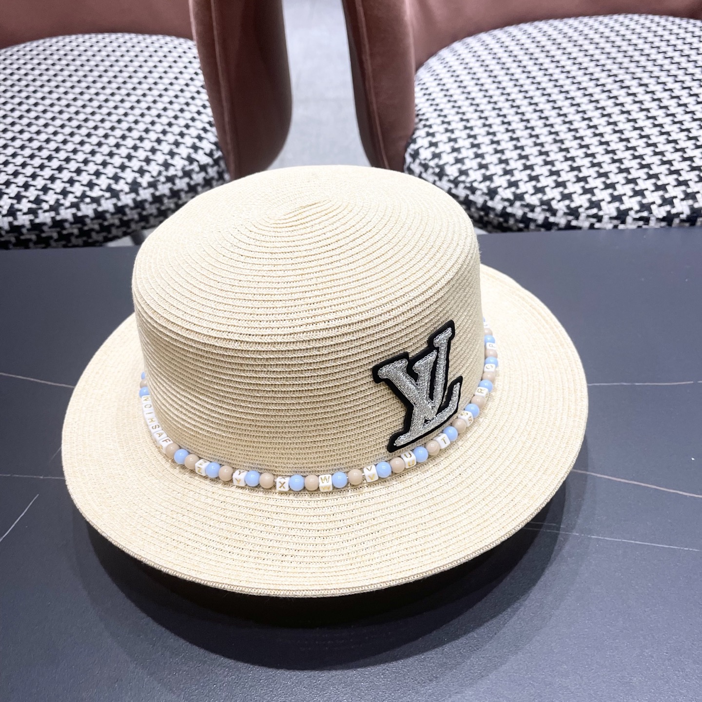  Lv路易威登 2025新款民族风草帽子女夏季时尚潮流户外出游修饰脸
型遮阳太阳帽平顶