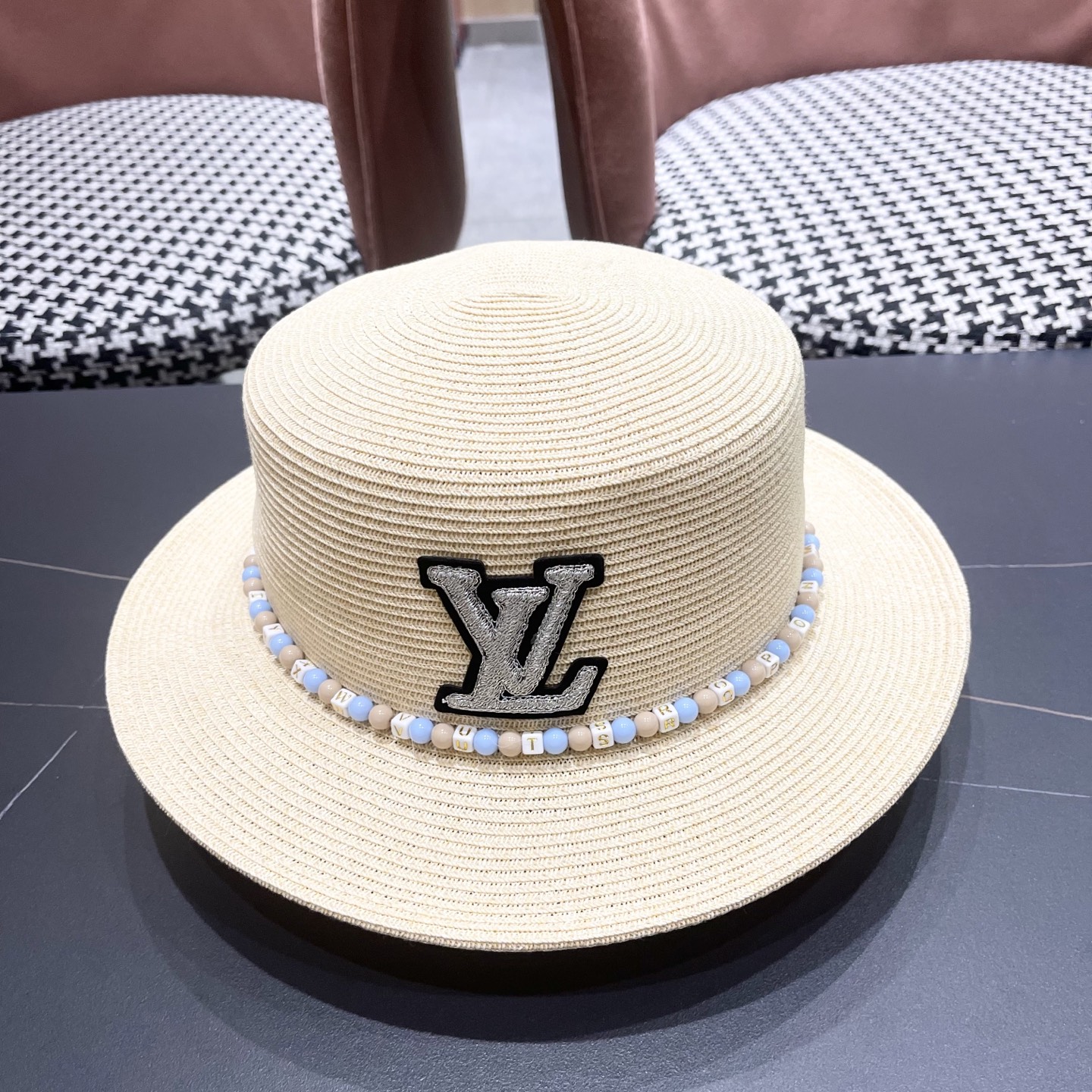  Lv路易威登 2025新款民族风草帽子女夏季时尚潮流户外出游修饰脸
型遮阳太阳帽平顶