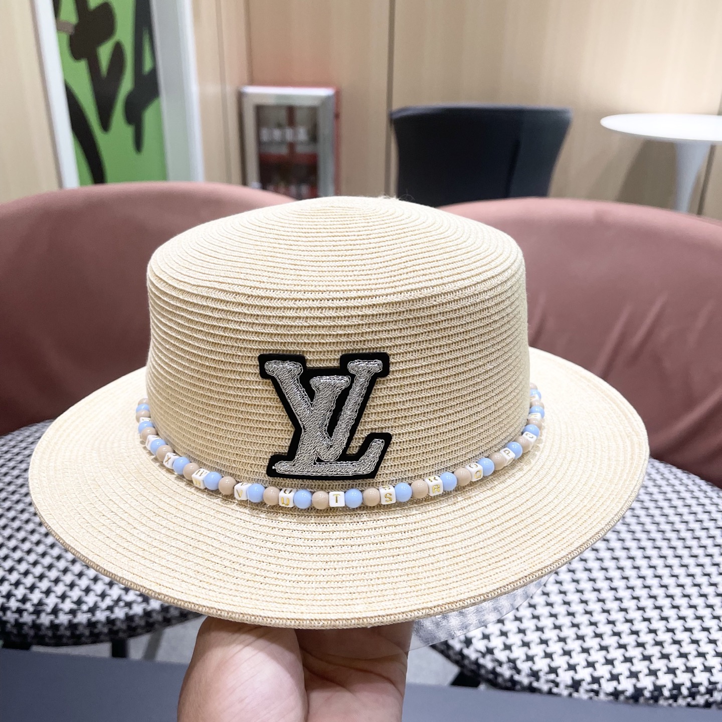  Lv路易威登 2025新款民族风草帽子女夏季时尚潮流户外出游修饰脸
型遮阳太阳帽平顶