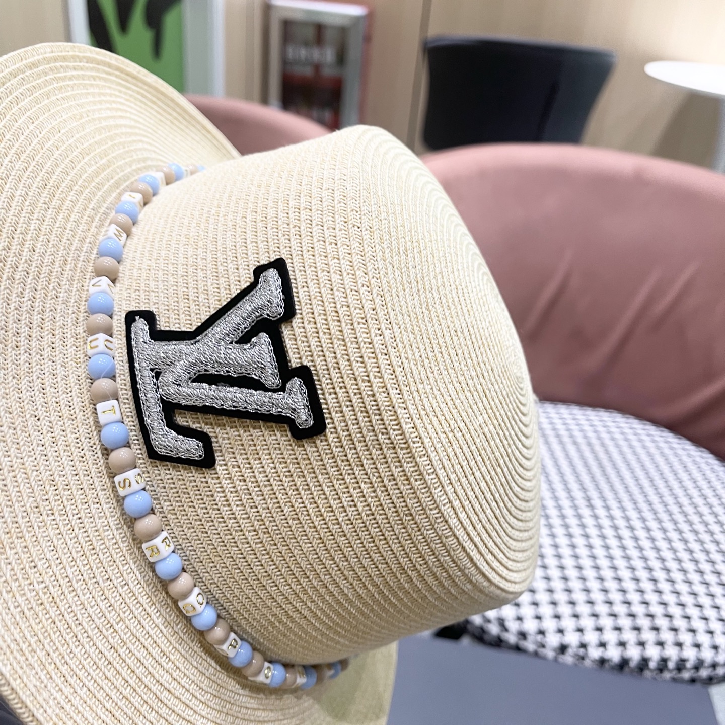  Lv路易威登 2025新款民族风草帽子女夏季时尚潮流户外出游修饰脸
型遮阳太阳帽平顶