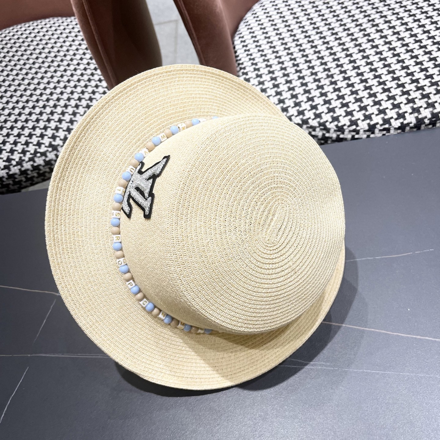  Lv路易威登 2025新款民族风草帽子女夏季时尚潮流户外出游修饰脸
型遮阳太阳帽平顶