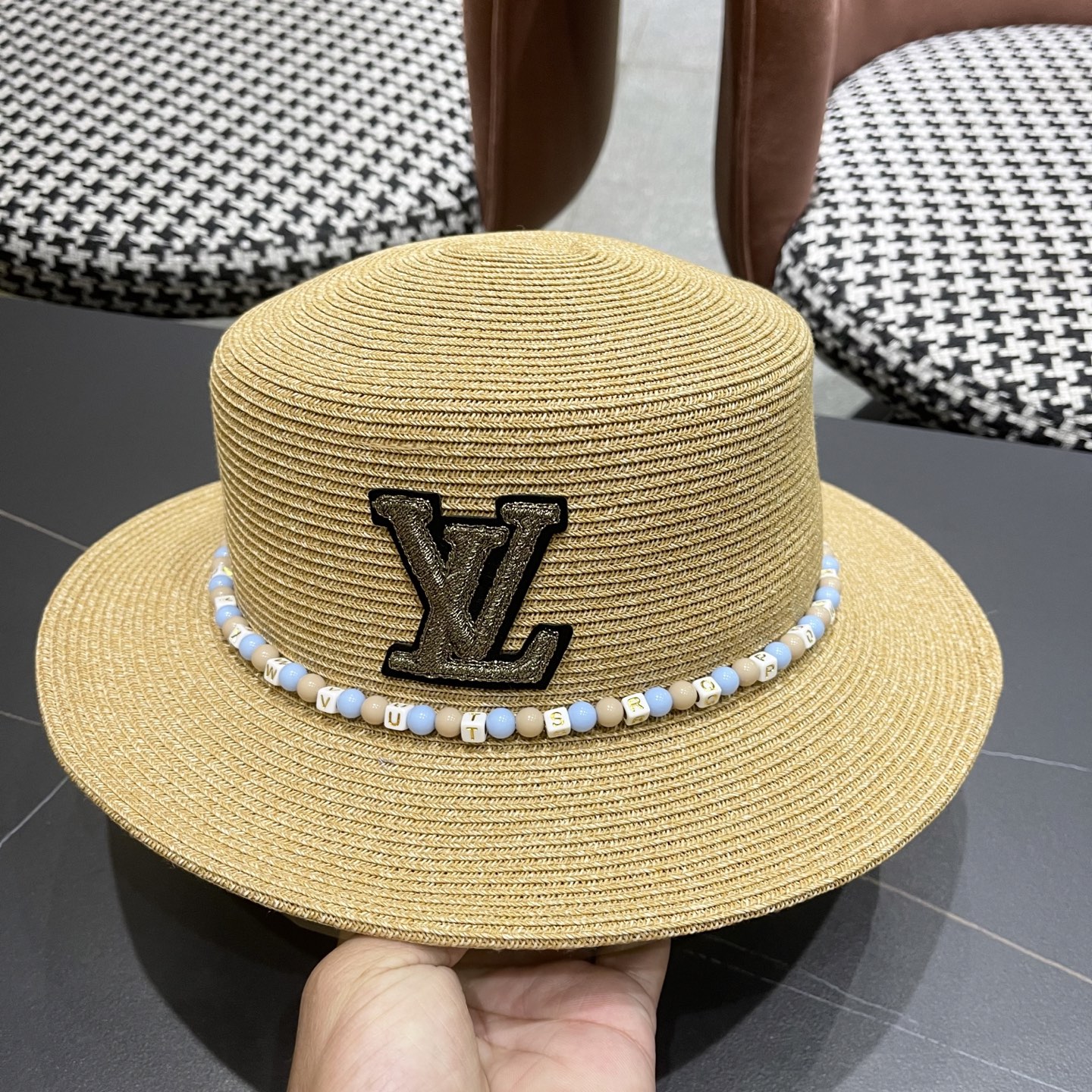  Lv路易威登 2025新款民族风草帽子女夏季时尚潮流户外出游修饰脸
型遮阳太阳帽平顶