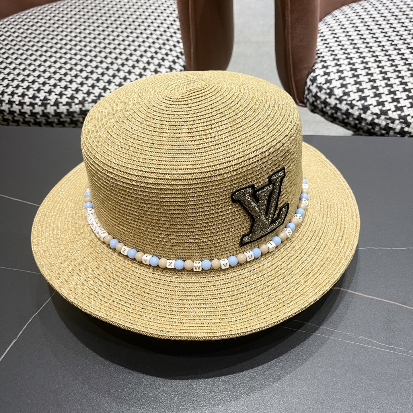  Lv路易威登 2025新款民族风草帽子女夏季时尚潮流户外出游修饰脸
型遮阳太阳帽平顶