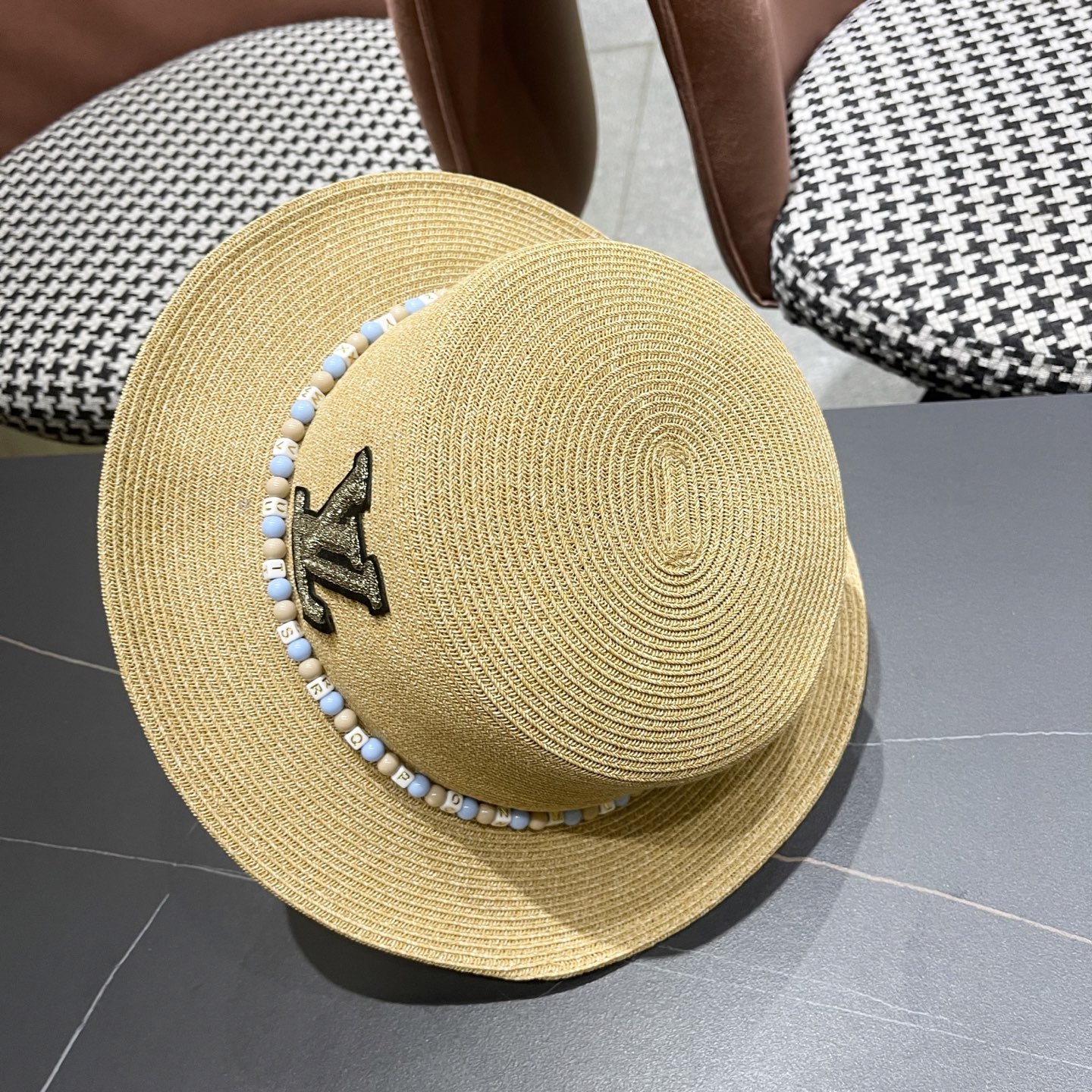  Lv路易威登 2025新款民族风草帽子女夏季时尚潮流户外出游修饰脸
型遮阳太阳帽平顶