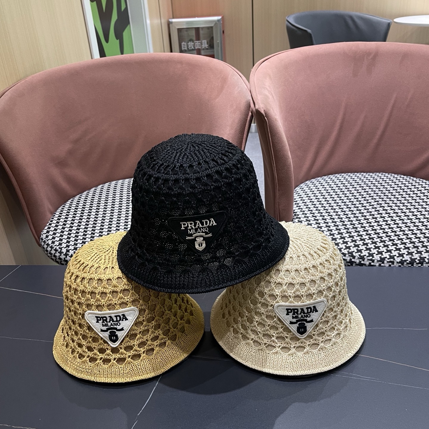  普拉达Prada 夏季时尚针织盆帽双面防晒遮阳渔夫帽女时尚
百搭素颜显脸小水桶帽
小