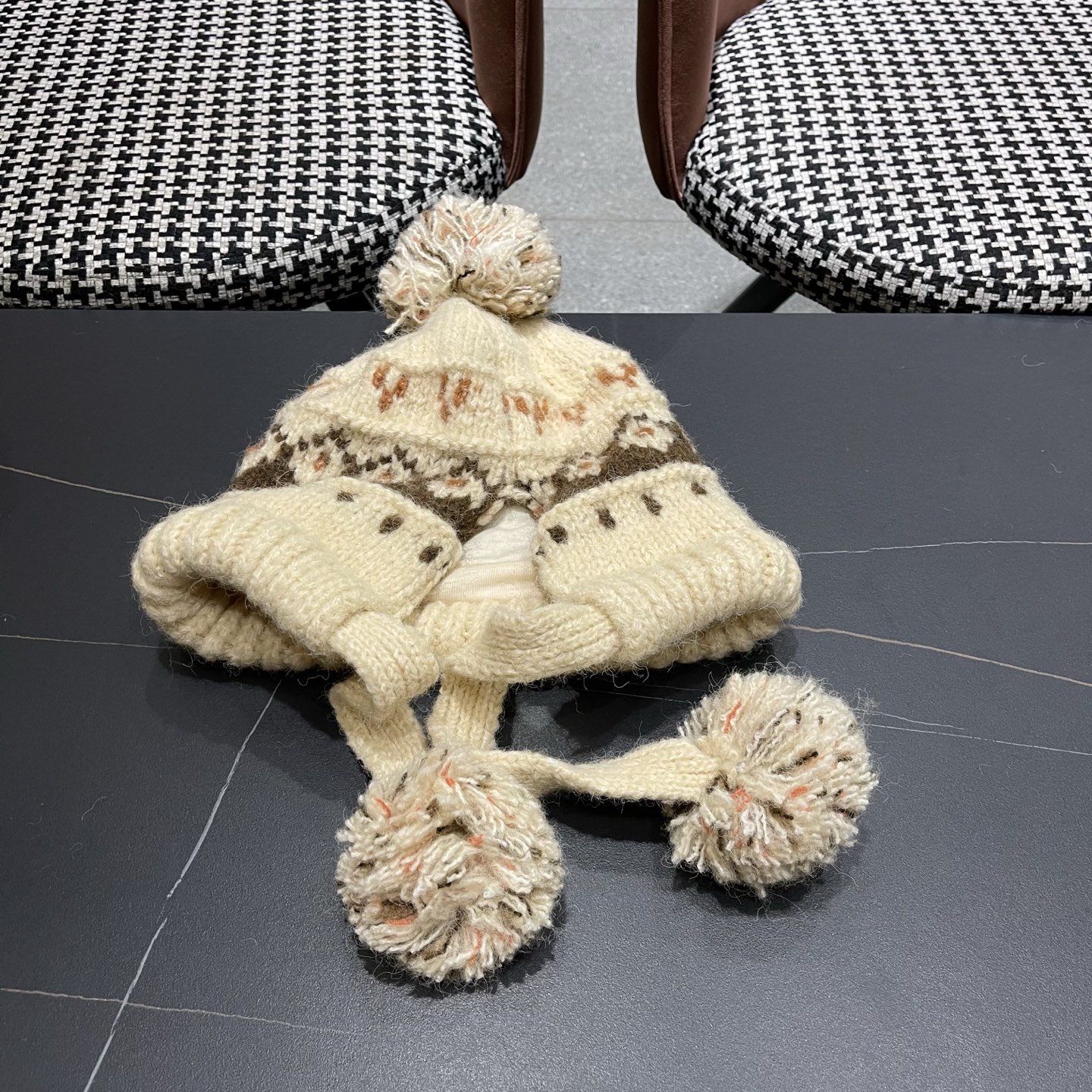  👒迪奥Dior👒 秋冬季民族风绒球针织毛线帽子女显脸小护耳保暖防寒包头雷锋帽子