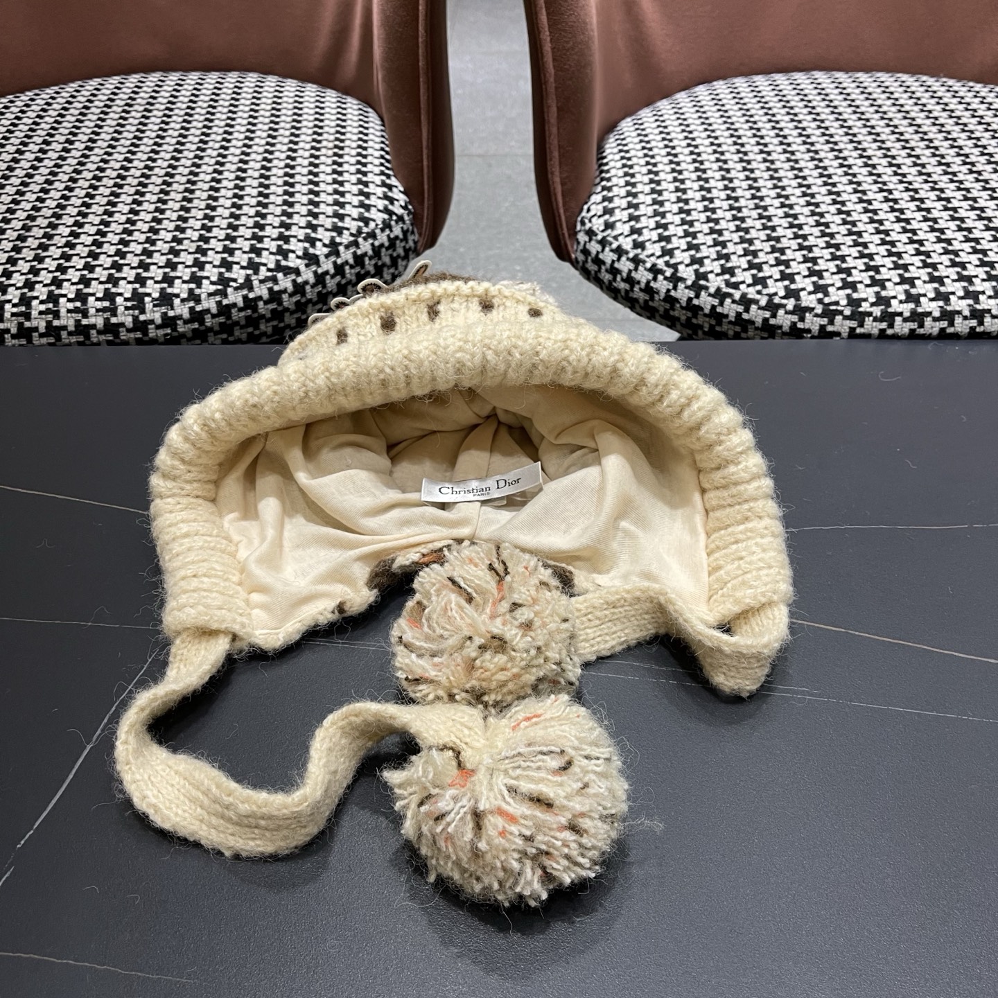  👒迪奥Dior👒 秋冬季民族风绒球针织毛线帽子女显脸小护耳保暖防寒包头雷锋帽子