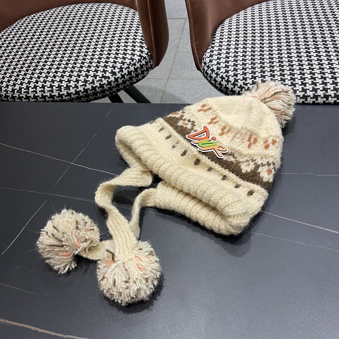  👒迪奥Dior👒 秋冬季民族风绒球针织毛线帽子女显脸小护耳保暖防寒包头雷锋帽子