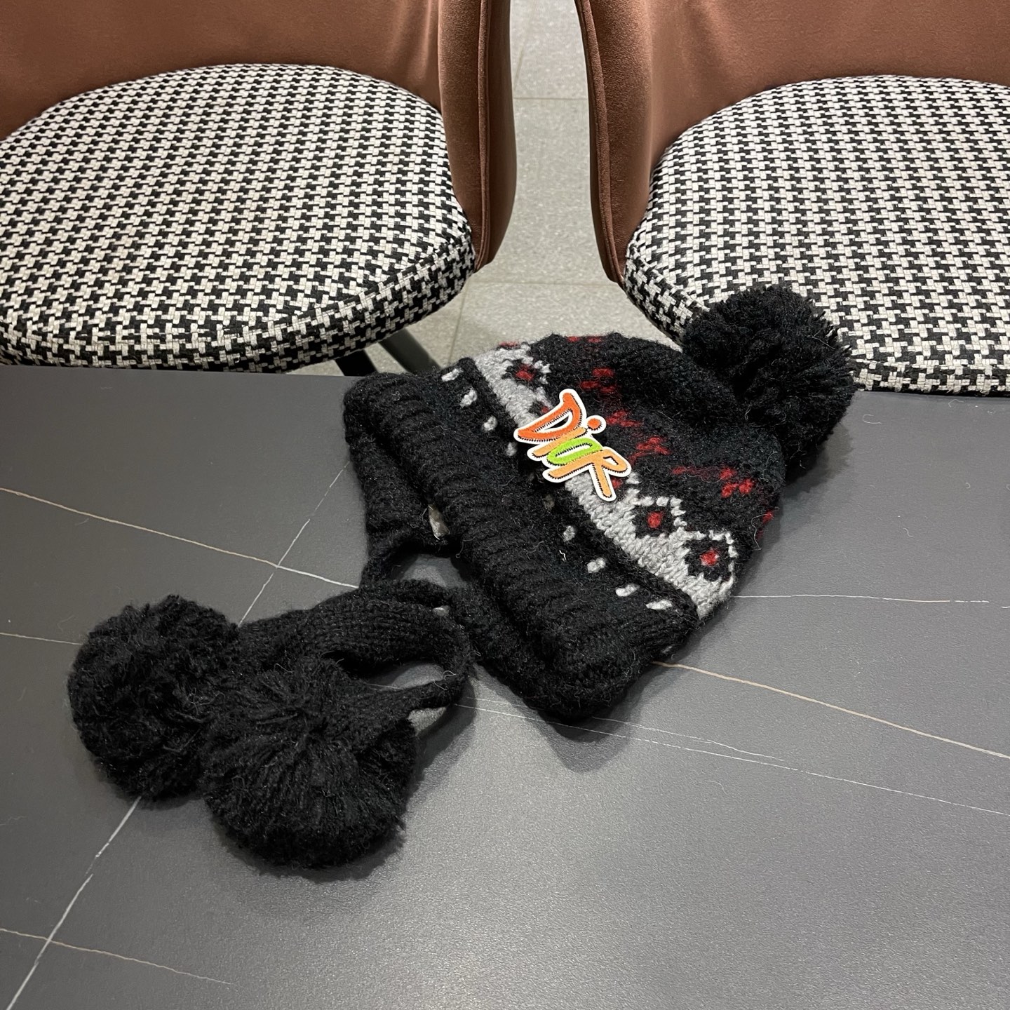  👒迪奥Dior👒 秋冬季民族风绒球针织毛线帽子女显脸小护耳保暖防寒包头雷锋帽子