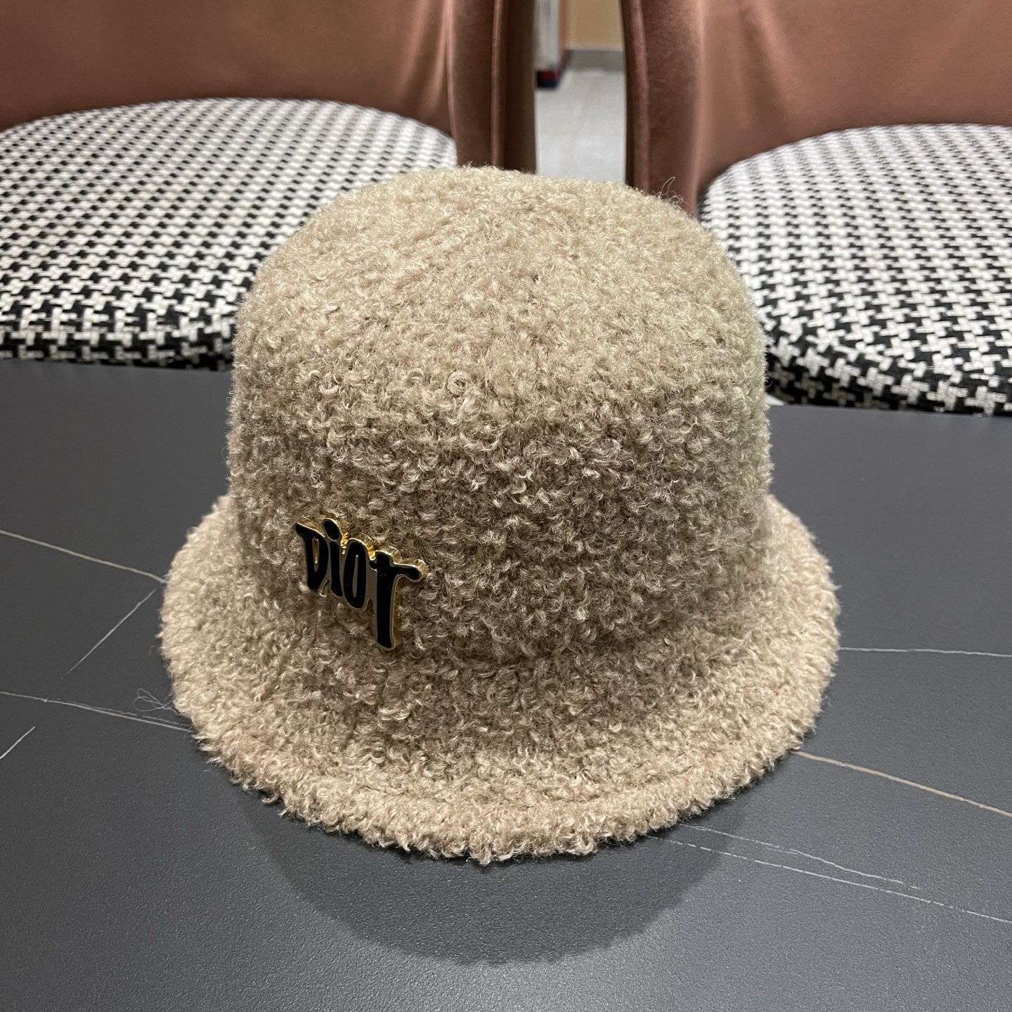  DIOR迪奥 毛茸茸渔夫帽冬天可爱毛毛绒绒秋冬季百搭帽子冬款女